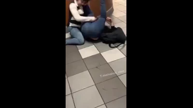 Две пьяные подружки жестоко сцепились в драке, но внезапно осознали, что обе не помнят с чего началась драка, поэтому помирились