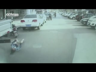 Girl suddenly appears on the road, gets knocked off two meters by incoming traffic