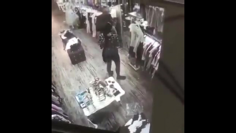 Вот как девушка в баку украла телефон | bakıda mağazadan telefon oğurlayan qız