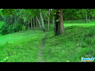 Парень и девушка в лесу