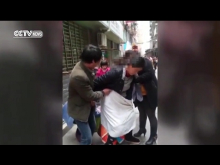 Pedestrians help mother to be give birth on the street