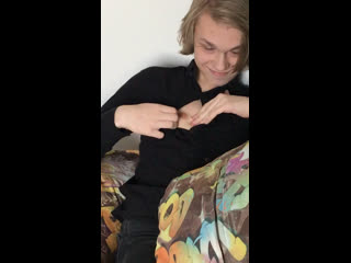 Молодая блондинка в чёрной рубашке и два весёлых пальчика спальчика