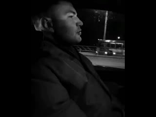 Парень флексит под треки kizaru