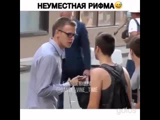 Парнишка умеет повеселить проходящих)