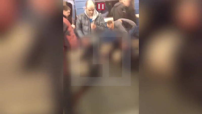 (18+) первые секунды после взрыва в метро людей достают с вагонов