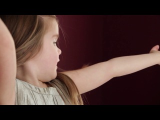 Маленькая девочка делает стрижку