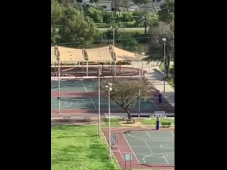 Машина израильской полиции преследует велосипедиста, которая отдалился от дома дальше 100 метров