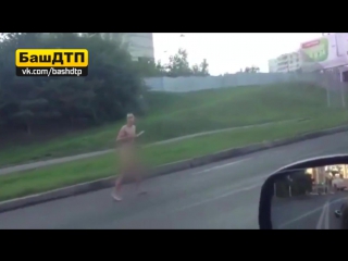 Голый с двумя ножами ( )