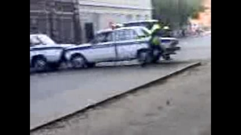 Менты попали в аварию, а чувак на гелике подумал что берут его