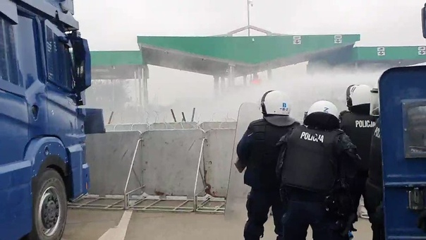 Атакующих со стороны «брузгов» мигрантов польские пограничники смыли волной из водомета (2)