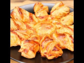 Pizza puff pastry twists
