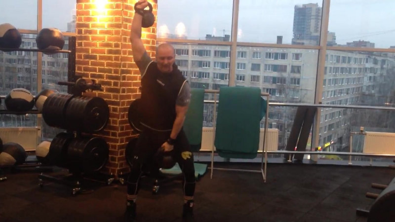 Alternating kettlebells jerk попеременные рыи гирь