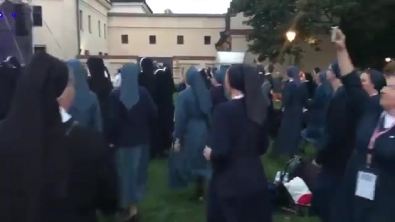 Католические монахини зажигают