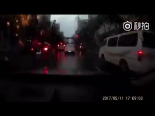 Удар молнии перепугал жителей китайского города шэньян