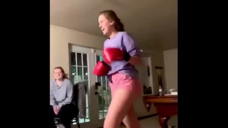 Легкий спарринг с девушкой