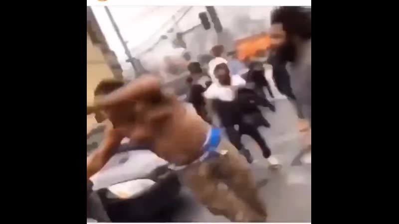 Большие дядьки закусились