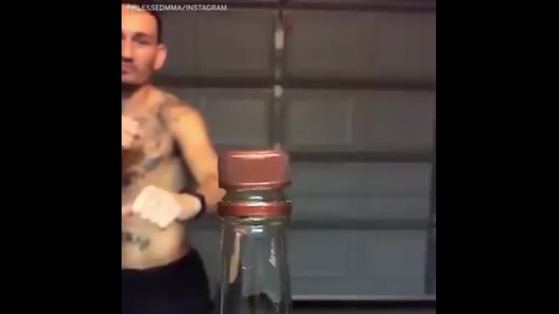 Макс холлоуэй запустил челлендж #bottlecapchallenge