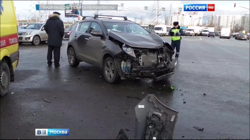 В дтп на юге москвы опрокинулась скорая помощь