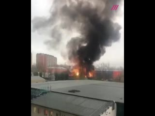 На юге москвы загорелся склад с газовыми баллонами, они начали взрываться