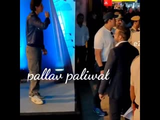 King khan waving to the fans gathered in huge number at the 2 decades of blockbuster entertainment event in delhi