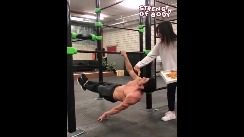 Кормит парня во время силовых упражнений