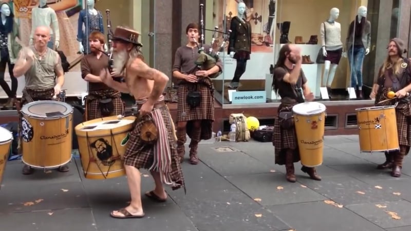 Шотландские барабанщики и волынщики на улице глазго