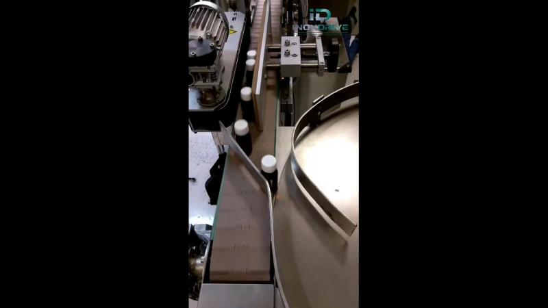 Переход продукции с конвейера на накопительный стол