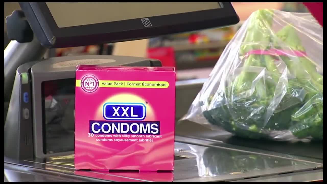 Презервативы customers buy xl condoms (hd юмор прикол секси клип новые  фильмы сериалы кино эротика секс девушки эротические arth