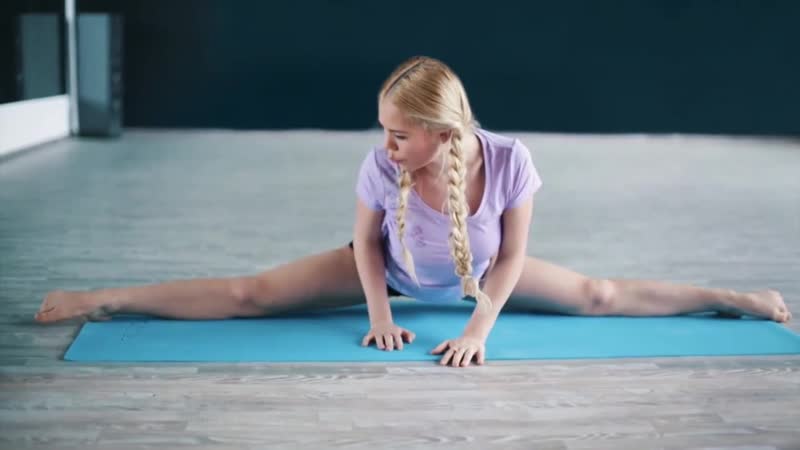 Растягиваемся на поперечный шпагат