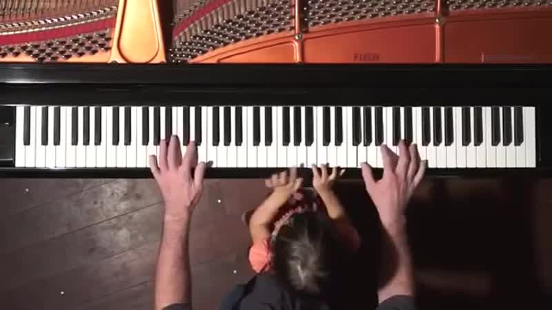 Папа и маленькая дочка вместе играют на пианино! чудесный дуэт!