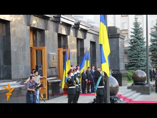 Як янукович прапора піднімав