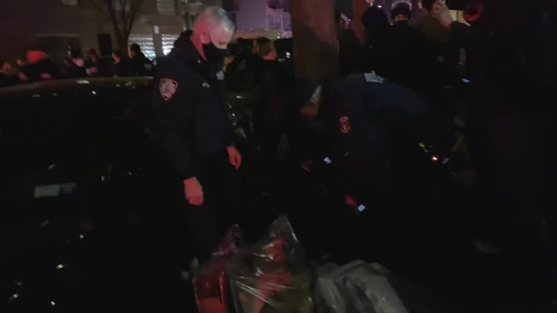 В сша снова протесты и стычки с полицией,нью йорк,поводом стал дэниэл пруд (аналог джорджа флойда)