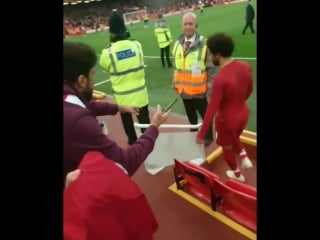 Салах отдал футболку маленькому болельщику