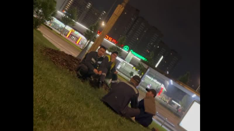 Русские девушки осадили мигрантов