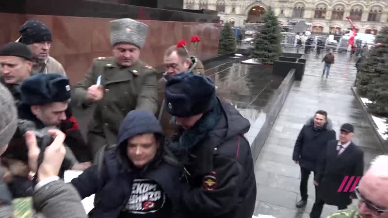 Задержание активиста, который бросил цветы в бюст сталина