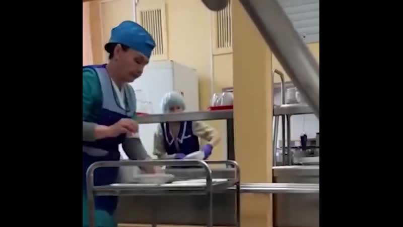 Словно собачкам видео, как детям в школе кладут сосиски руками, привело к скандалу