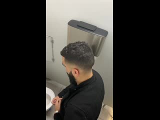 Парни натуралы дрочат в туалете