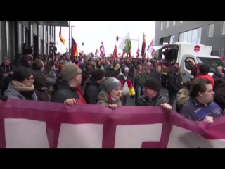 «предательница народа» в берлине прошли акции против политики меркель