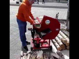 И пилит и колет