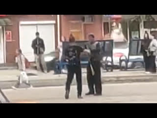 Крепыш с палкой побил 2 бухариков real video