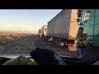 Заблокированная колонна с продуктами в крым