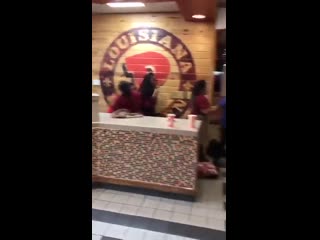 A bunch of girls start fighting in the middle of popeyes!