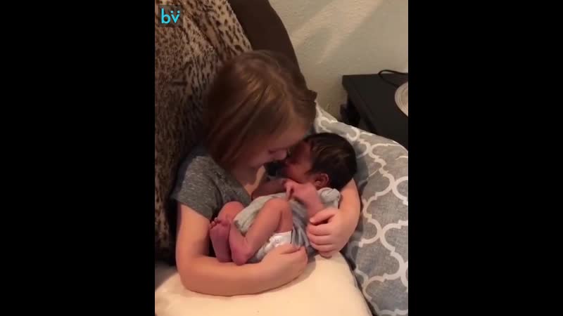 Молодые брат и сестренка. Сестренку дать сестру. Giving hugs. Сестренку дать сестру. Фотосессия сестер.