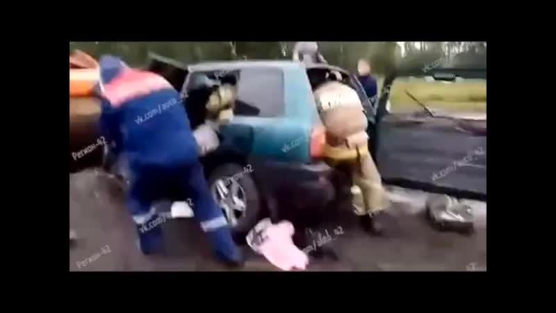 Опубликовано жуткое видео дтп с тремя тр кузбассе (480p) mp4