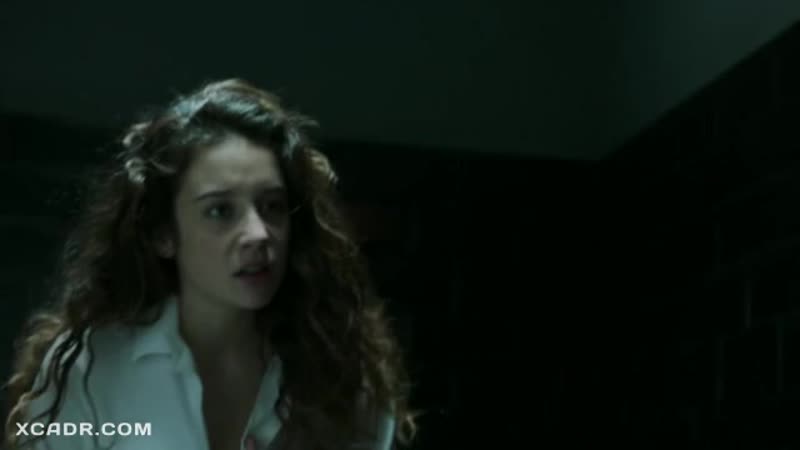 Мария педраса(maría pedraza) показал грудь для селфи в сериале бумажный дом(испания,2018)