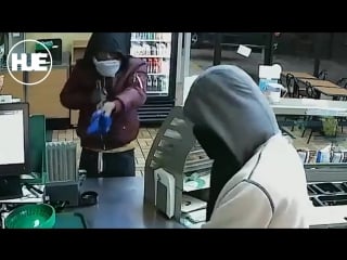 Двое в масках и с оружием ограбили ресторан в сша