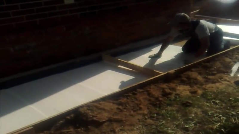 Как сделать бетонную отмостку