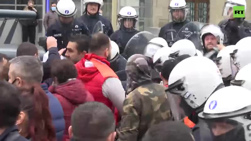 В бельгии для разгона протестующих полиция применила водомёты и перцовые баллончики