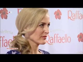 Gillian anderson raffaello summer day 2012