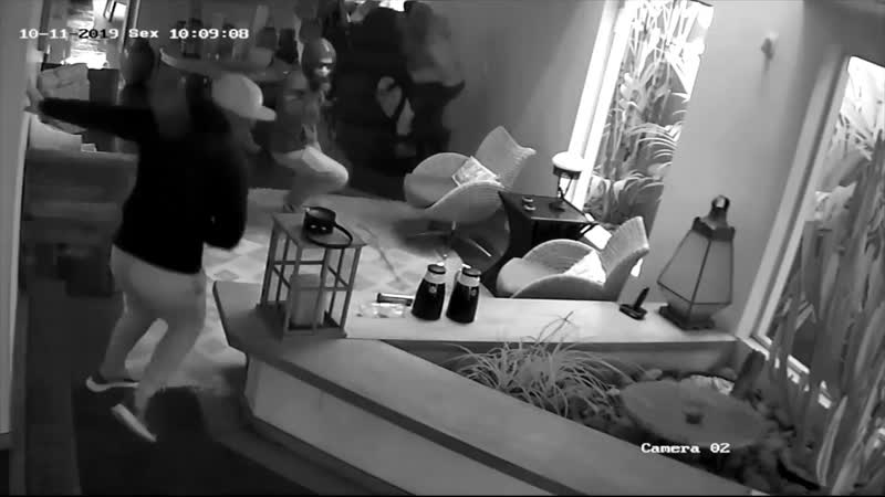 Грабители попытались ограбить частный дом в бразилии, но они явно не ожидали такой реакции домовладельца